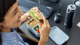 La costumbre de comer tres veces al día no es natural, sino un invento de la Revolución Industrial para encajar con la jornada laboral