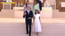 Una experta en protocolo pone la lupa en lo que hace Leonor con su hermana Sofía antes de bajar las escaleras: se ve en la foto