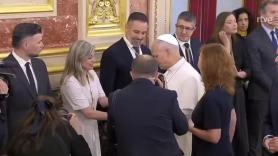 Una experta en protocolo ve lo que ha hecho una diputada de Sumar con León XIV y dice que está "fuera de lugar"