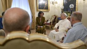 León XIV se reúne con víctimas de abusos en la Iglesia y les promete que sus propuestas servirán "de base" para futuras medidas