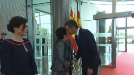 Muchos se fijan en lo que hace Ayuso momentos antes de saludar a Sánchez: da para tesis doctoral