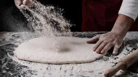El gorro de baño es uno de los utensilios más útiles para hacer pizza en casa, según el autor del libro más completo sobre masas
