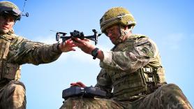 Derriba 80 drones sin disparar un solo misil: así es el arma de radiofrecuencia que Reino Unido ha probado contra los enjambres de drones