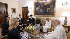 El papa León XIV regala unos rosarios bendecidos a la familia del rey y la petición que le hace la infanta Cristina no se ve venir
