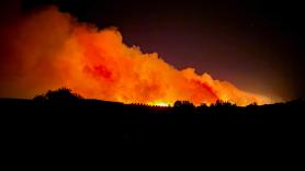 Un fuego obliga al desalojo de 360 vecinos en Villanueva de los Castillejos (Huelva)