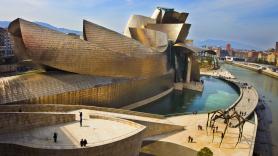 "Están ocupando todo, que vas a la plaza y no te dejan ni ver nada": el debate sobre el turismo llega a las calles de Bilbao