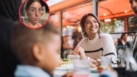 Un niño tira una silla golpeando en la mesa de unos clientes y alucinan con la reacción de los padres