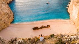 Adiós a la foto más famosa de Grecia: la playa de Navagio cierra hasta finales de octubre por la masificación, vecinos hartos de tráfico, falta de agua y alquileres disparados