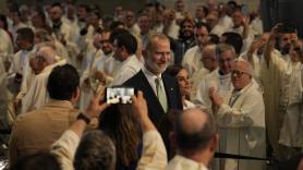 Una persona capta con un móvil lo que ocurre cuando Felipe VI y Letizia se dan la paz en la Sagrada Familia