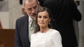 La reina Letizia, por tercera vez en España con el papa León XIV: triplete de blanco y su curioso gesto en la Sagrada Familia que todos podemos entender