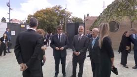 Hay que afinar el oído para escuchar lo que dicen Pedro Sánchez y Begoña Gómez a Illa y Armengol en este momento