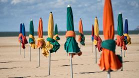 Prohibido poner sombrilla si eres adulto: una playa de Cerdeña solo deja usarla a niños menores de 10 años y a mayores de 65