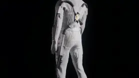 Prada vuelve a la Luna con la NASA: este es el mono refrigerado que vestirán los astronautas del Artemis bajo el traje espacial