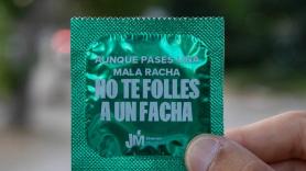 "No te f**** a un facha": los jóvenes de Más Madrid reparten preservativos gratis para frenar las ITS