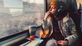 Confirmado por la ciencia: quienes tienen ansiedad o se sienten solos recurren más a la música, pero escucharla no es lo que mejora su ánimo