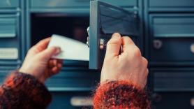 Correos avisa a los vecinos sin buzón: si no lo instalan, sus cartas esperarán 15 días en la oficina y luego volverán al remitente