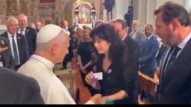 El simbolismo que hay tras el regalo que le hizo la ministra de Igualdad al papa León XIV