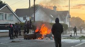 Otra noche de furia en Belfast: los ultras agitan la calle contra los inmigrantes