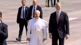 Risas entre Felipe VI y León XIV por lo que ocurre cuando iba a coger su avión de vuelta a Roma