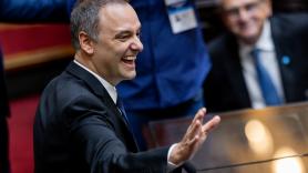 Sí, la excusa del jefe de gabinete de Milei para justificar gastos parece un episodio de 'The Big Bang Theory'