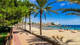 Magaluf estrena paseo marítimo y prepara una inauguración con drones, pero su playa sigue sin hamacas ni sombrillas en plena temporada