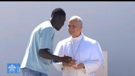 El gesto de un joven migrante con León XIV en Canarias que no para de compartirse