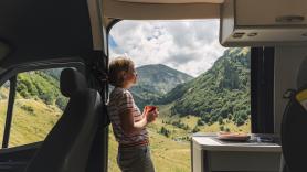 Una madre británica deja todo atrás y viaja por Europa educando a cinco hijos en una caravana y ahora pone rumbo a España: "La naturaleza es su parque de juegos"