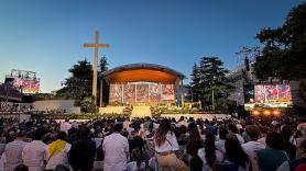 Almeida cumple los deseos de la asociación ultra Hazte Oír y conservará en Madrid la cruz blanca de 25 metros que acompañó al papa Leon XIV durante un acto en la ciudad