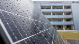 Un equipo liderado por mujeres en Sevilla logra que una placa solar genere energía con la lluvia gracias a una lámina más fina que un cabello