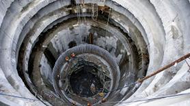 China perfora un agujero de un kilómetro de profundidad con un 'portaaviones subterráneo' de 500 toneladas en busca de minerales