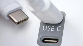 El cable USB-C se conecta sin problemas, pero en realidad tiene una orientación específica: solo de esta manera se consigue toda la potencia