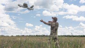 Ucrania lanza un 'bloqueo logístico' contra el ejército ruso: los nuevos drones de medio alcance golpean a 300 kilómetros del frente y han cuadruplicado la destrucción de depósitos y rutas de suministro rusas