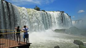 Un turista salta a las turbulentas aguas de una cascada de 80 metros para recuperar un teléfono móvil que se le había caído
