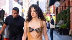 Transparencias, taconazos y un tutú: Rosalía viste su 'look' más arriesgado en las calles de Nueva York