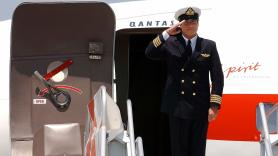 John Travolta muestra cómo ha sido renovar su licencia de piloto en su propio Boeing 737