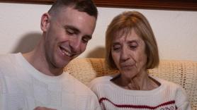 Luis Lozano (27), un año volcado en el alzhéimer de su madre: "Te hace ver que quizá no necesitas tanto para ser feliz"