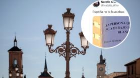 Le roban la pala que tenía debajo del coche y el cartel que cuelga en una farola para pedir su devolución arrasa: "España no te la acabas"