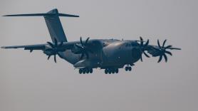 España saca la artillería pesada contra los incendios: desplegará un avión cisterna Airbus A400M este verano con kit apagafuegos