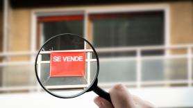 Colocar un papel en la ventana y abrir los grifos: las 5 pruebas que realizan los profesionales al revisar una vivienda