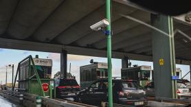 Un conductor circuló gratis por los peajes durante meses con la técnica del trenecito y ahora debe pagar 9.382 euros: qué dice la normativa española