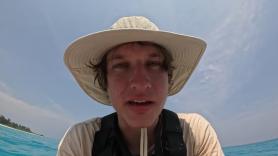 Un youtuber se acerca en barca a una de las tribus más aisladas del mundo para darle una lata de refresco: acaba detenido, multado y llevado de vuelta a la isla a buscar la lata