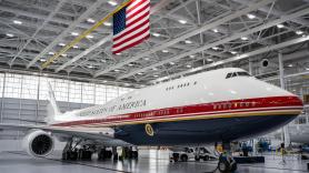 Trump jubila el Air Force One: así es su nuevo avión, un "irremplazable" regalo de Catar de 400 millones