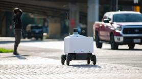 Los robots de reparto se multiplican en las aceras y los sindicatos temen por los empleos: "La gente lucharía por su vida contra estos robots inútiles"