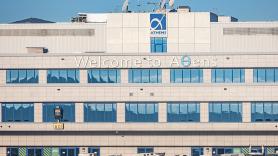 Colas enormes, tres terminales lejísimos y la puerta sin aparecer hasta el final: por qué el aeropuerto de Atenas es una pesadilla en verano