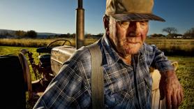 A sus 93 años sigue arando el campo con su tractor y tallando madera en un pueblo recóndito: lo han nombrado "tesoro humano viviente"