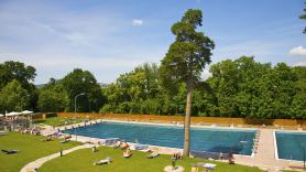La compañía eléctrica corta el agua caliente a los inquilinos durante 4 días y les envía un cupón de 25 euros para ir a la piscina: "Es indignante"