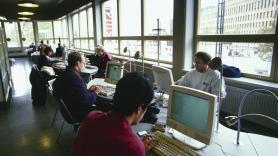 Las bibliotecas de Finlandia ya no se miden por los libros que prestan, sino por cómo sostienen la sociedad y la democracia: música, grupos para tejer lana o juegos de mesa