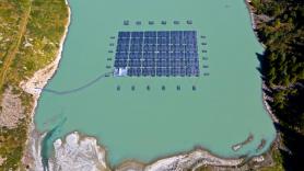 Suiza puso paneles solares a flotar en un lago de los Alpes a 1.810 metros y se amortizan en 2,8 años: rinden más por el reflejo de la nieve