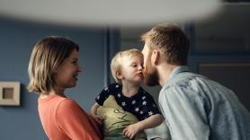 "Dale un beso al tío": los expertos explican por qué forzar gestos afectuosos puede confundir a los niños sobre las emociones