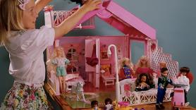 Una madre se gasta 5.800 euros en convertir su casa en la 'mansión de Barbie' para sus tres hijas y divide al vecindario
